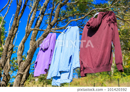 在山上晾衣服 101420392