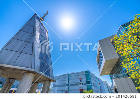 日本橫濱的城市景觀陽光和藍天......北港購物中心和四箱在中心北站前的景色 101420681