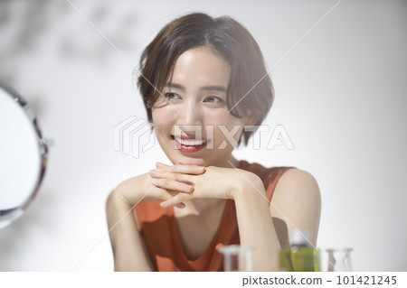 美容護膚微笑的女人 101421245