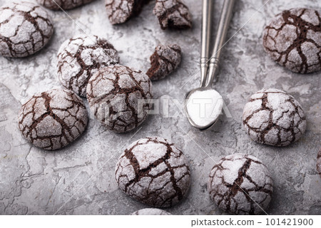 Chocolate crinkle cookies with cracked 101421900