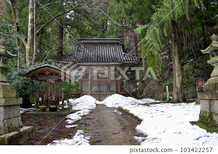 金澤湯湧溫泉藥師堂從夢路走過的小路越過雪向後方走去 101422257
