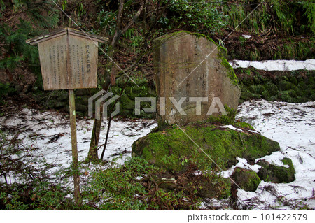 金澤湯湧溫泉夢二的詩碑和信息牌越過雪從夢二走過的路往後走 金澤湯湧溫泉夢二的詩碑和信息牌越過雪從夢二走過的路往後走 101422579