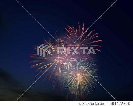 夜空和五顏六色的煙花背景AI圖像 夜空和五顏六色的煙花背景AI圖像 101422808