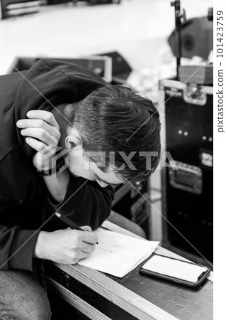 man musician stage writes clue paper performance man musician stage writes clue paper performance 101423759