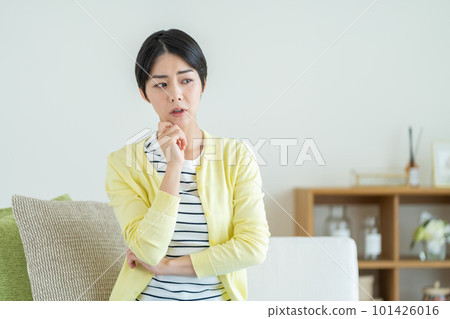 擔心的女人 焦慮的女人 思考某事的女人 101426016