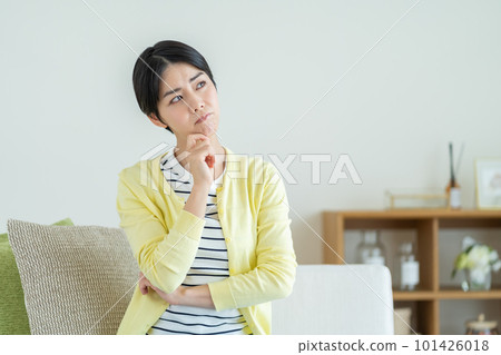 Worried woman Woman with anxiety Woman thinking about something Worried woman Woman with anxiety Woman thinking about something 101426018