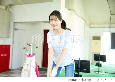 woman practicing golf 101426092
