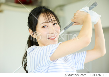 woman practicing golf woman practicing golf 101426110