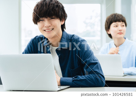 接受講座的青年男女 101426581