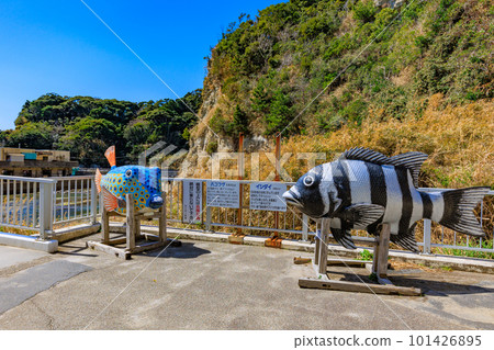 千葉縣勝浦市 矗立在蔚藍大海中的勝浦海底觀察塔(長廊上的魚模型) 千葉縣勝浦市 矗立在蔚藍大海中的勝浦海底觀察塔(長廊上的魚模型) 101426895