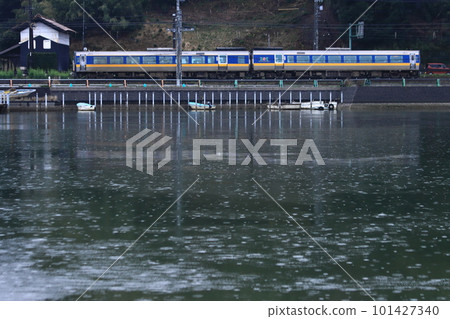 橫穿大橋川的山陰本線行駛的木波187系柴油列車_攝於2023年3月18日 101427340