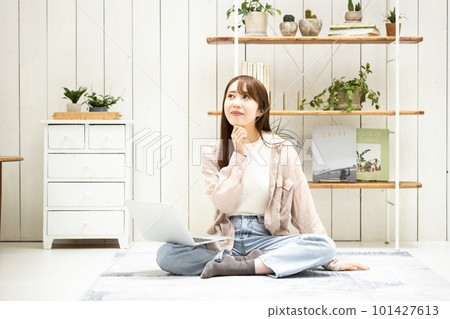 一個年輕的女子,經營一台筆記本電腦 一個年輕的女子,經營一台筆記本電腦 101427613