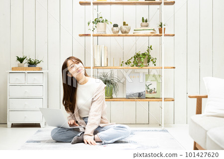 A young woman operating a laptop 101427620