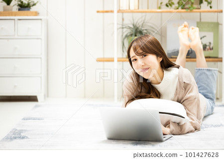 一個年輕的女子，經營一台筆記本電腦 101427628