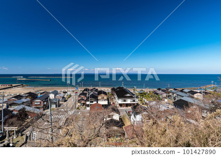 [Izumozaki Town, Niigata Prefecture] Izumozaki Town's Tsumairi Townscape for 4 km and Sado Island as Seen by Ryokan 101427890