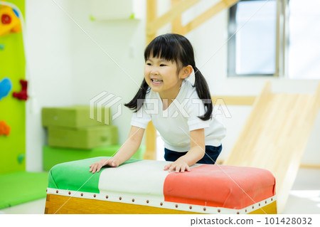 Gymnastics class Children 101428032