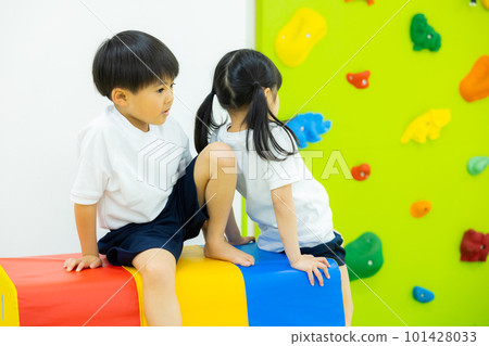 Gymnastics class Children 101428033