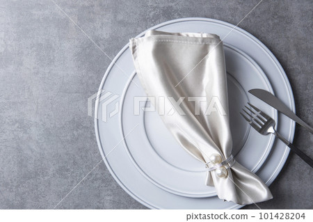 Setting plates and cutlery 101428204