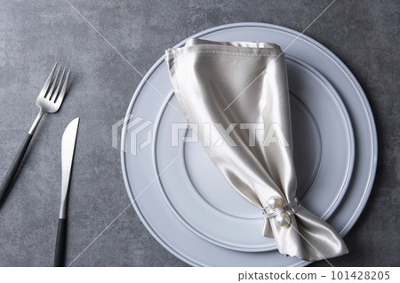 Setting plates and cutlery 101428205