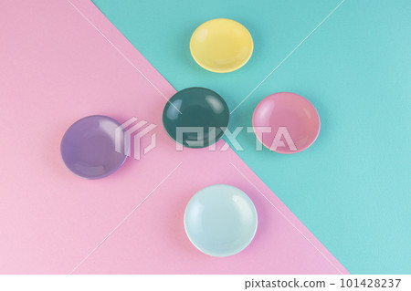 五顏六色的小盤子五顏六色的背景 101428237