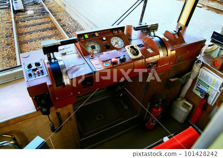 To Miyajima in Aki ... The driver's seat of [Hiroshima Electric Railway], which also bears the feet of citizens 101428242