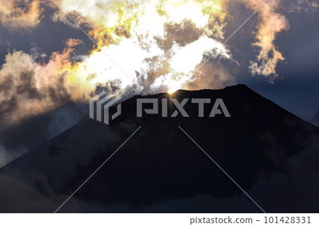 靜岡縣富士宮市富士山山頂的日出和彩雲 101428331
