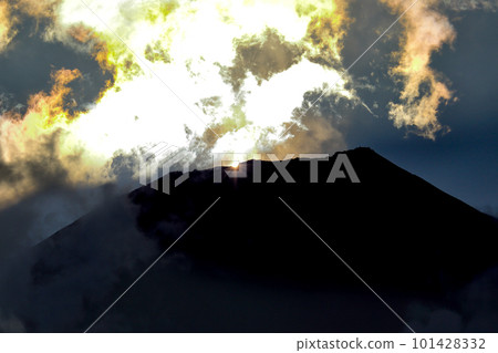 靜岡縣富士宮市富士山山頂的日出和彩雲 靜岡縣富士宮市富士山山頂的日出和彩雲 101428332