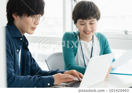 Businessmen meeting in the office Businessmen meeting in the office 101428403