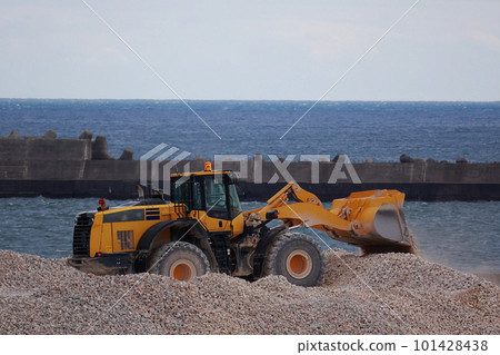 在建造場所工作的推土機 101428438