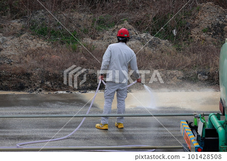工人們用水沖洗道路 工人們用水沖洗道路 101428508