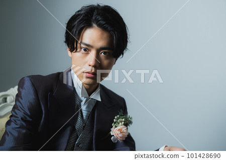 穿燕尾服的男新郎 101428690