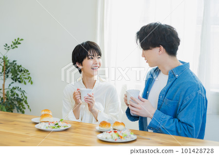 A couple eating breakfast 101428728