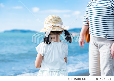 走在海灘的孩子和家庭 101428994