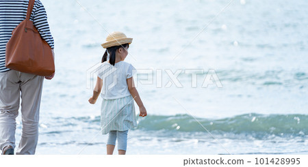 走在海灘的孩子和家庭 走在海灘的孩子和家庭 101428995