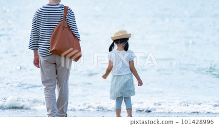 走在海灘的孩子和家庭 走在海灘的孩子和家庭 101428996