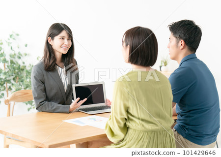 Business face-to-face FP couple 101429646