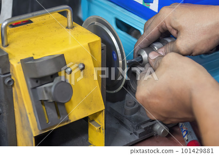 The solid end mill tool manual regrinding process with abrasive wheel. 101429881