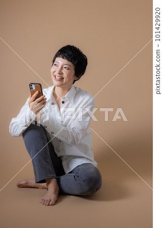 看智能手機的中部婦女 101429920