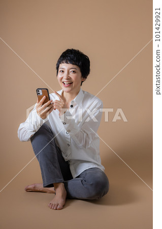 看智能手機的中部婦女 101429921