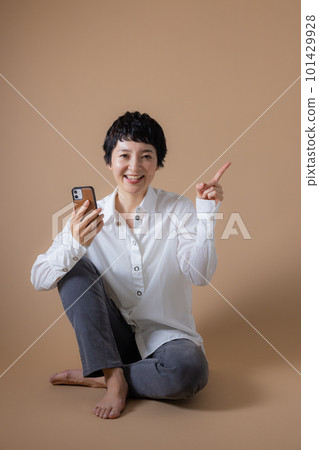 看智能手機的中部婦女 看智能手機的中部婦女 101429928
