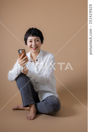 看智能手機的中部婦女 101429929