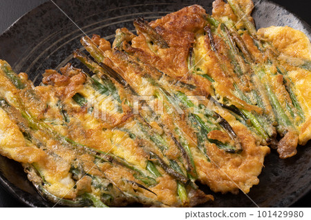 Chijimi with thin green onions Chijimi with thin green onions 101429980