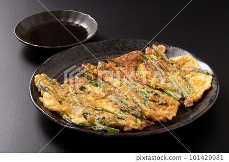 Chijimi with thin green onions Chijimi with thin green onions 101429981