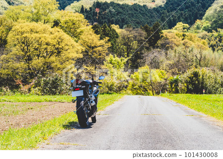 春季自行車旅行 樹木發芽的里山背景 b-4 啞光感 101430008