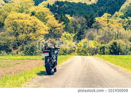 春天的自行車旅行 樹木發芽的里山背景 b-5 強調暖色和冷色 101430009