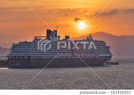 早晨的陽光和遊輪韋斯特丹 早晨的陽光和遊輪韋斯特丹 101430301