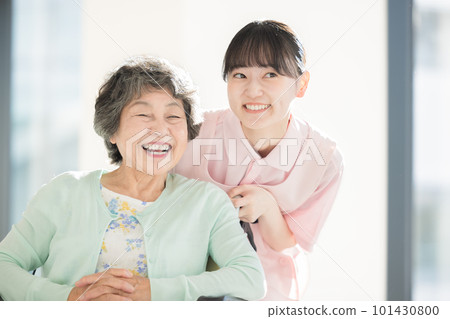 老年女性和看護人“LINK FOREST”護理形象肖像 101430800