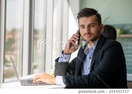 Young businessman talking on the phone at the office 101431717