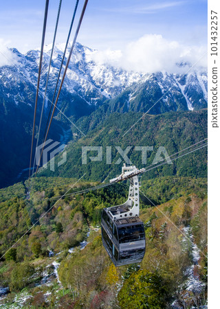 Shinhotaka Ropeway with a large panorama [New Gondola] 101432257
