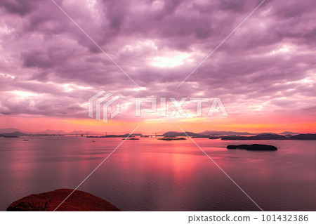 Evening scenery of the Seto Inland Sea is too beautiful 101432386